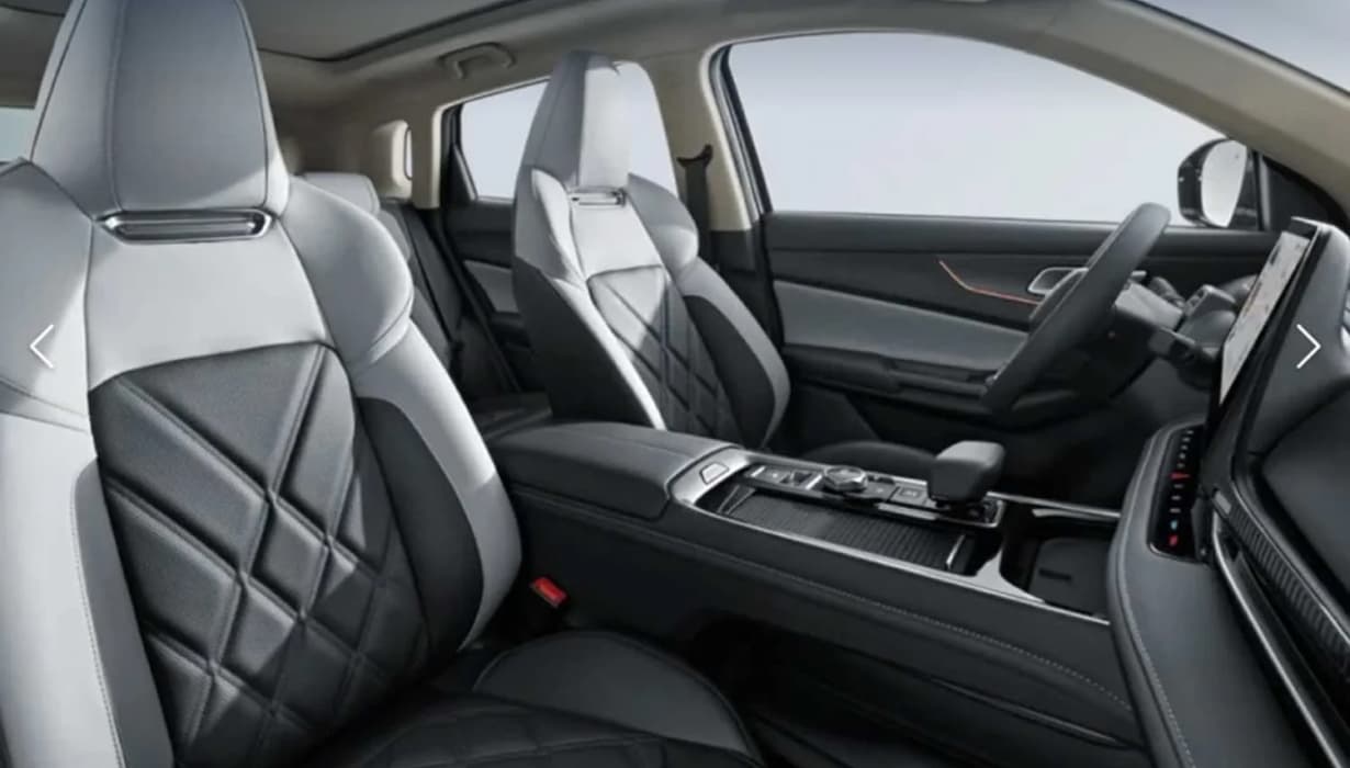 Asiento del conductor con ajuste electrico de 6 posiciones con memorias y funcion de bienvenida. Asiento del copiloto con ajuste electrico de 4 posiciones.