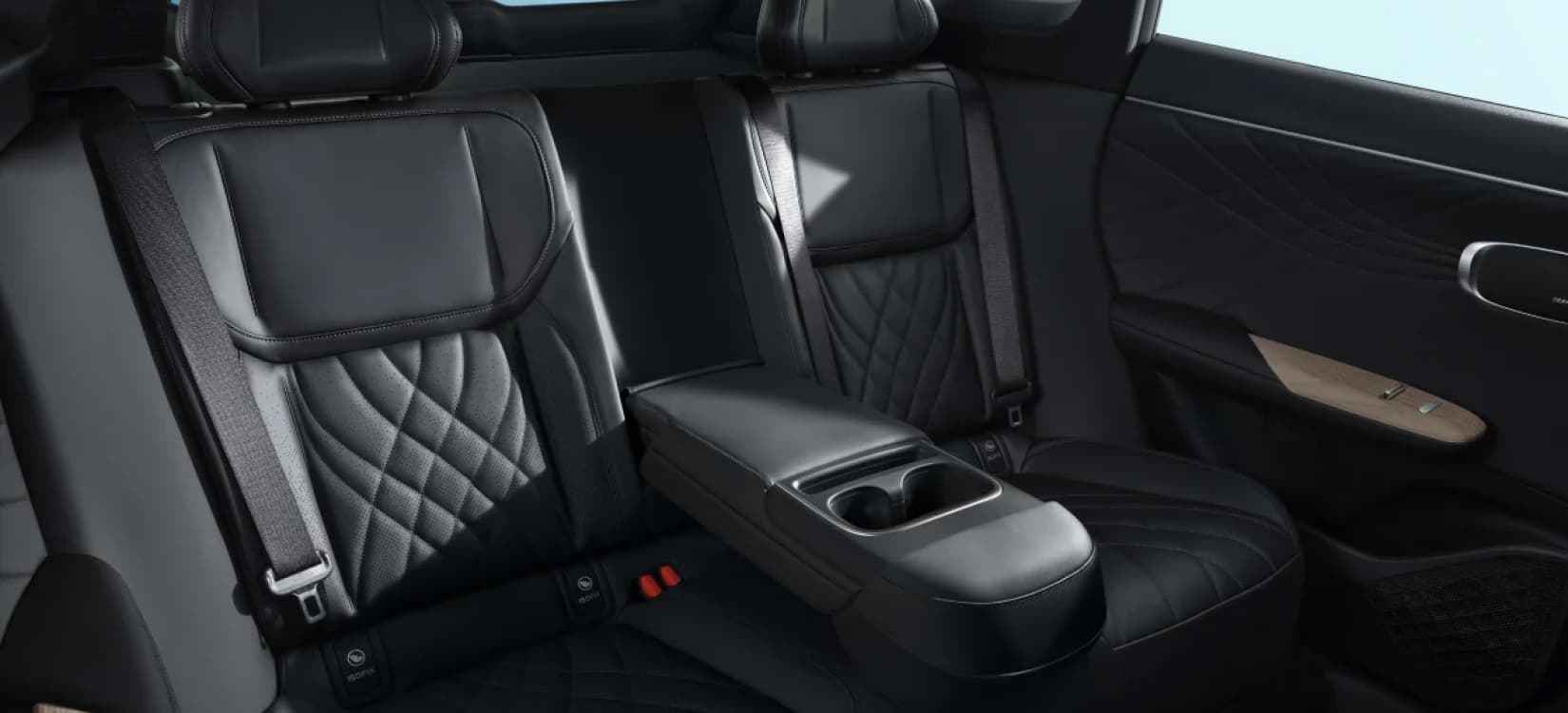 6 bolsas de aire; 2 frontales, 2 laterales y 2 tipo cortina. Frenos de disco ventilado delanteros y de disco traseros con Sistema Antibloqueo de Frenos (ABS).