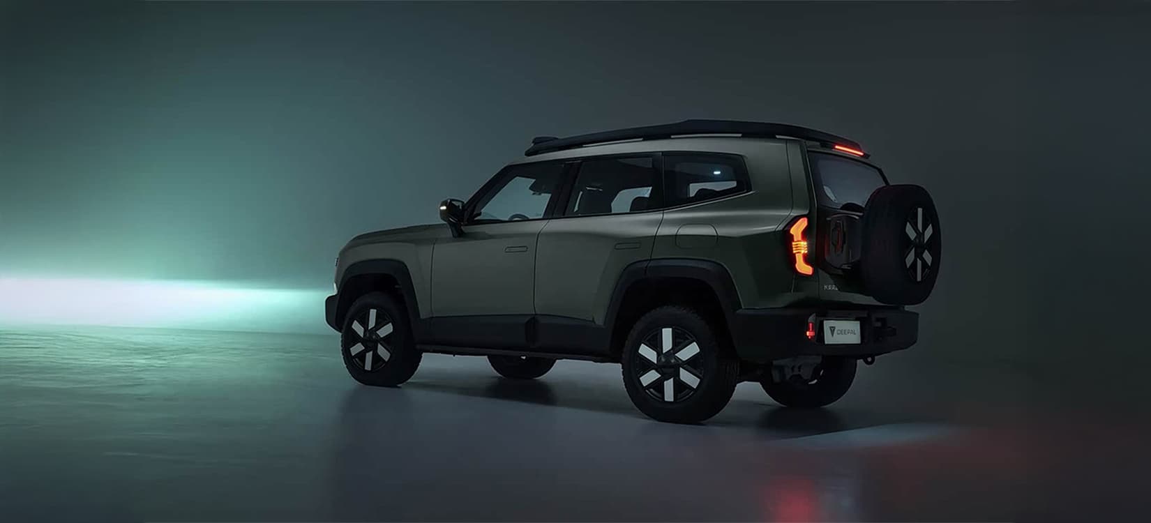 Espejos laterales plegables automaticamente al cerrar.