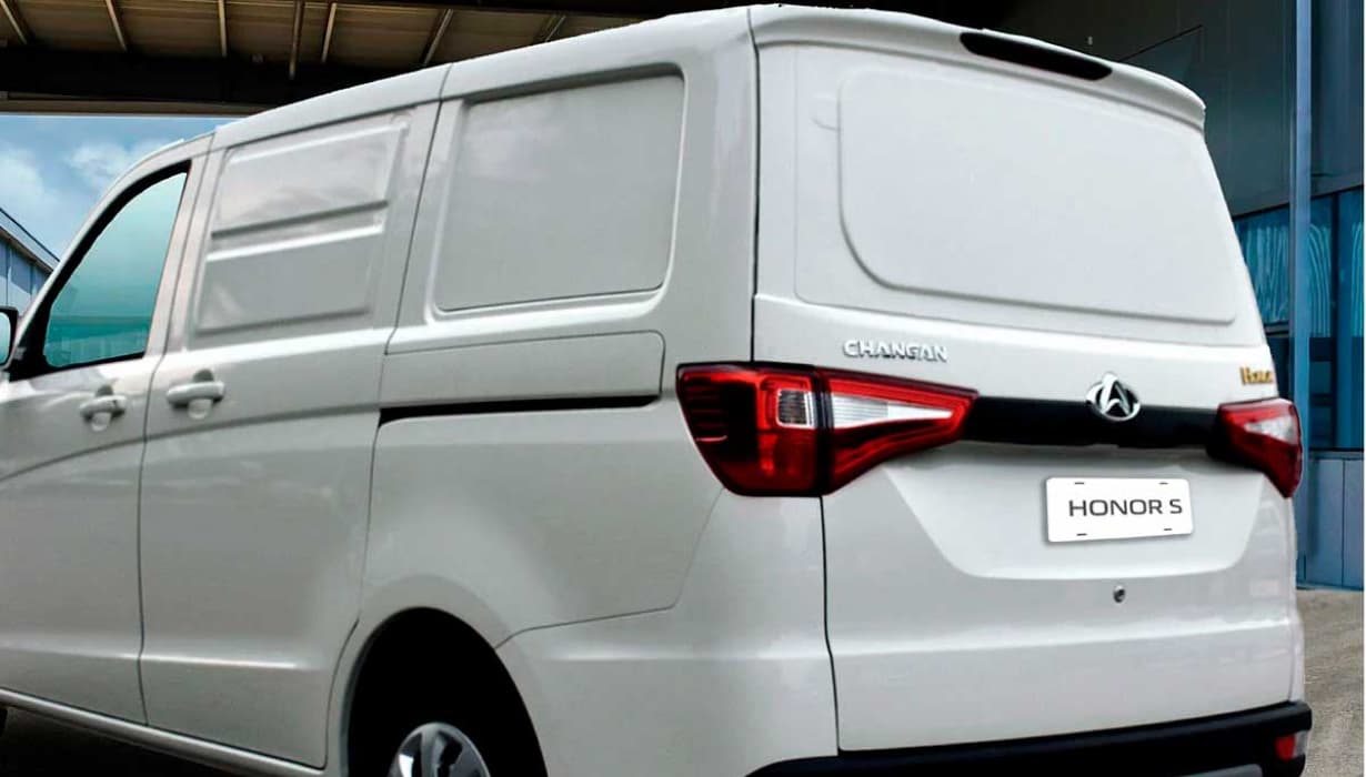 Capacidad de carga de 590 kg y capacidad volumetrica de 3.4 m3.