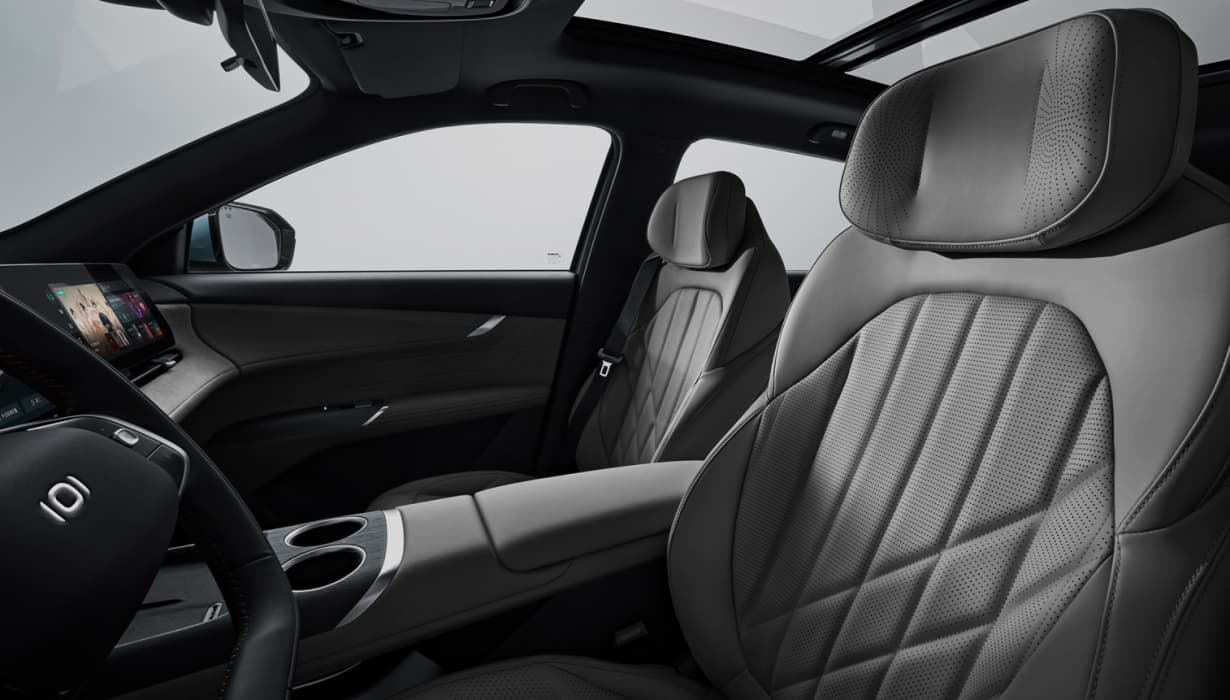 Asiento del conductor con ajuste electrico de 6 posiciones con memorias, asiento del copiloto con ajuste electrico de 4 posiciones, masaje y asientos delanteros calefactables y ventilados.