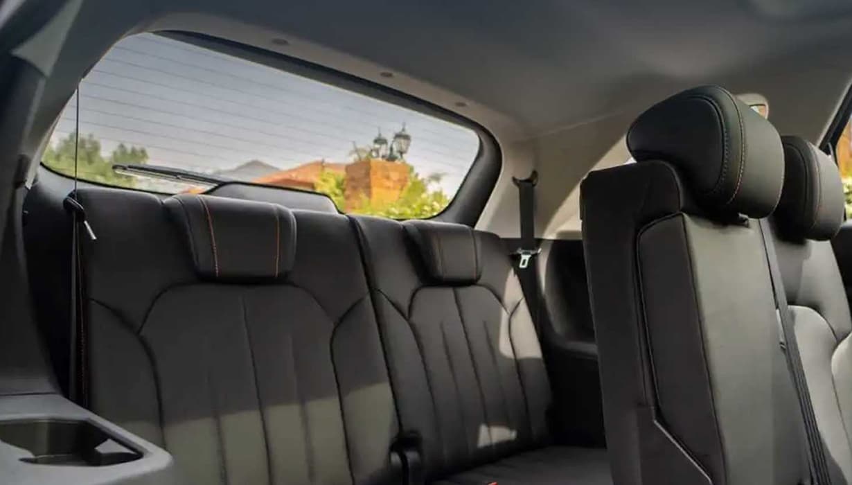 Vestiduras con piel sintetica.