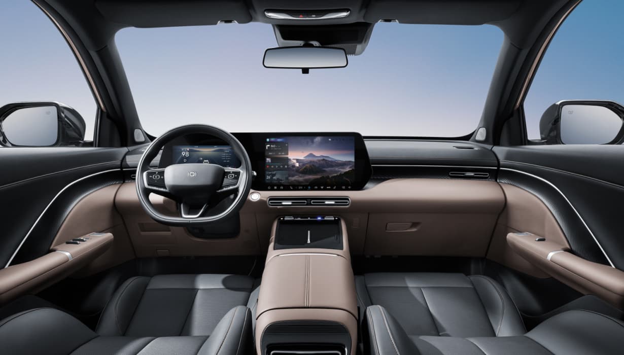 Panel de instrumentos digital de 10.25", pantalla digital de infoentretenimiento de 14.6", conectividad con CarPlay y Android Auto, y aire acondicionado electrico automatico.