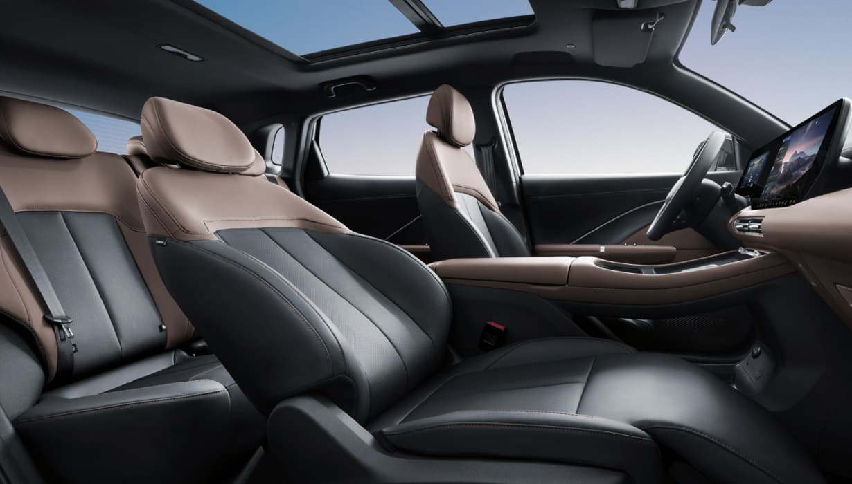 Vestiduras con piel sintetica, asiento de segunda fila reclinable, deslizable y abatible 60/40, y salida de aire para segunda fila.