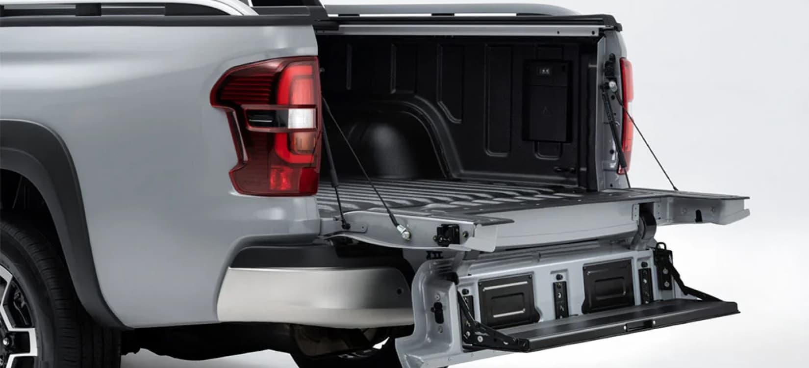 Porton trasero con escalera retractil.