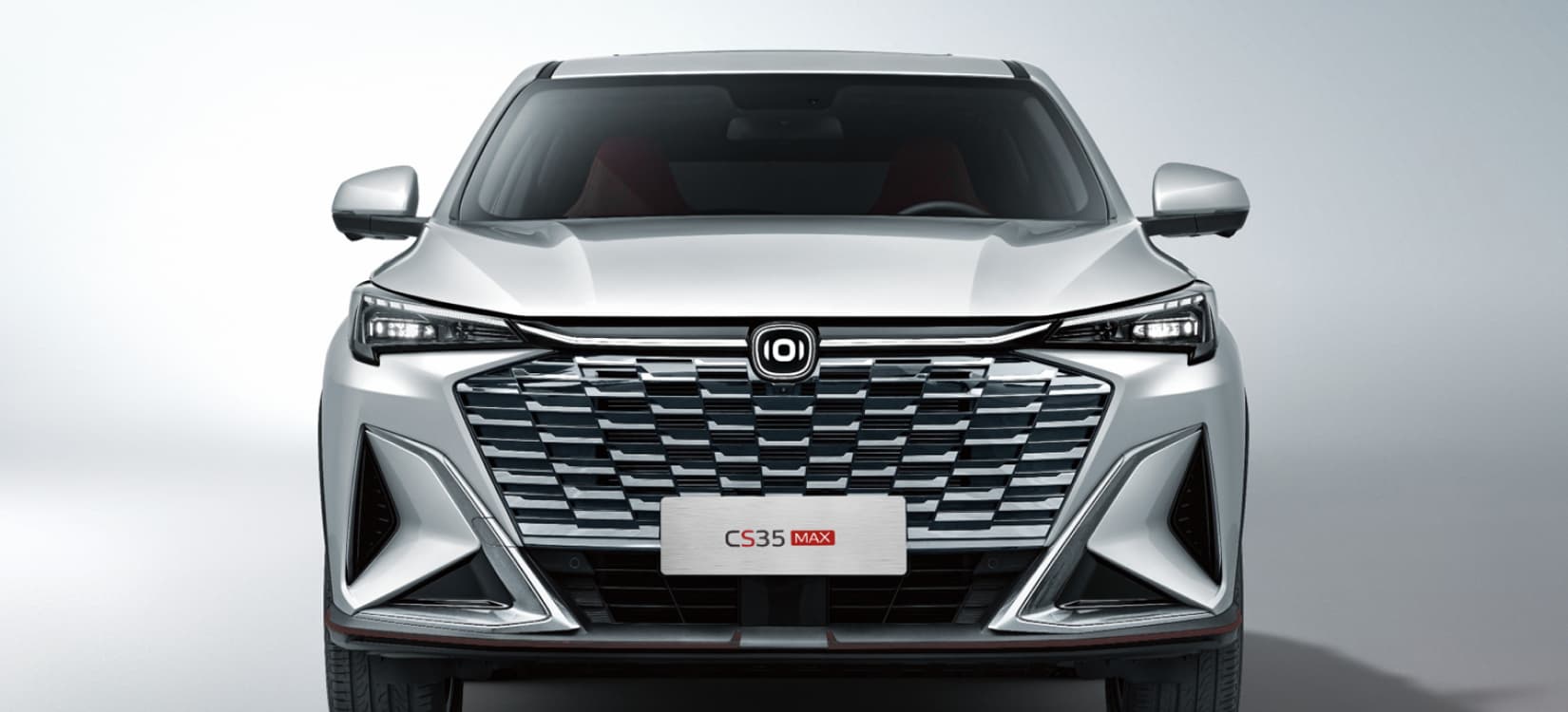 Faros delanteros full LED con encendido automatico y funcion "Follow Me Home". Espejos laterales calefactables y plegables electricamente al cerrar.