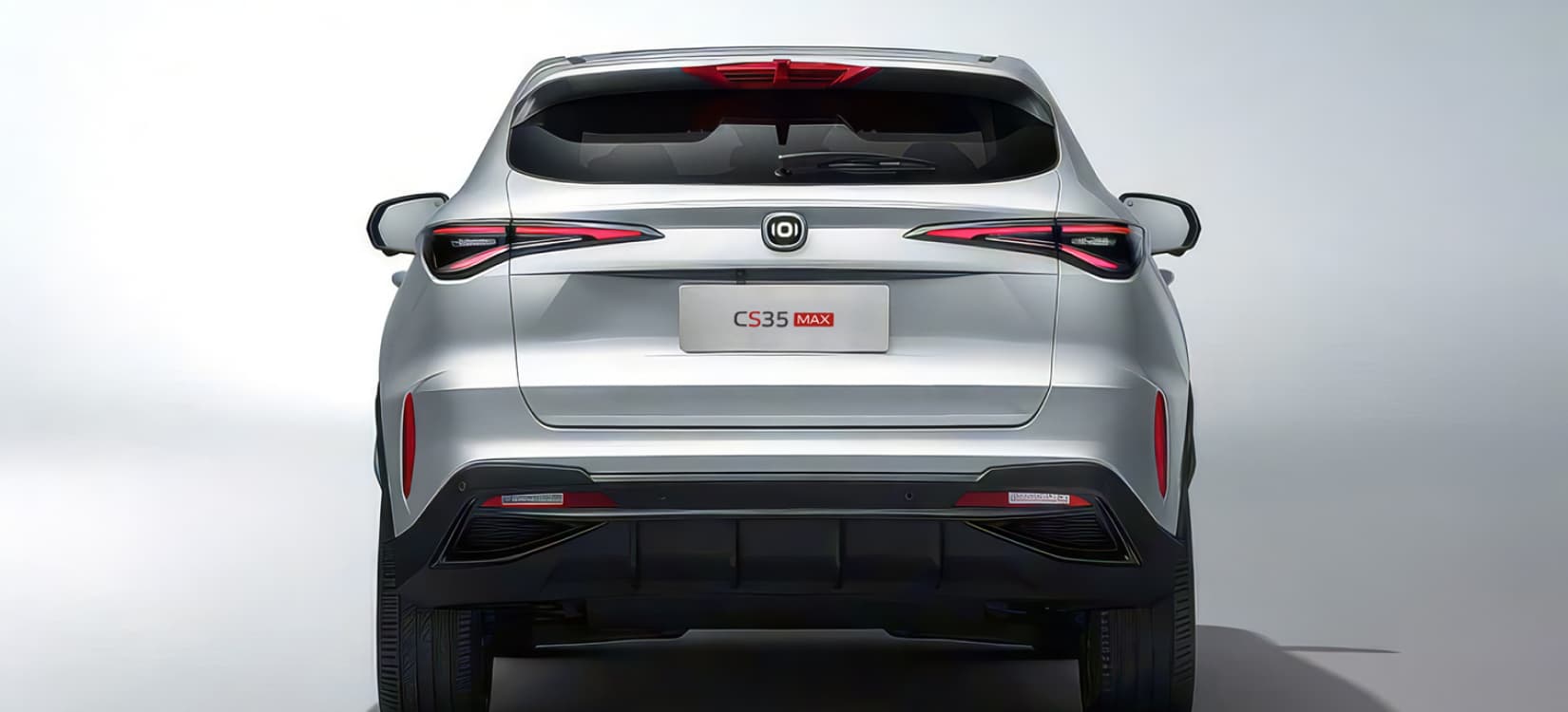 Sensores de estacionamiento traseros y tercera luz de freno incorporada en el aleron trasero LED.