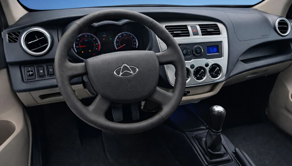 Asiento del conductor con ajuste manual y radio AM/FM con 2 bocinas y conectividad Bluetooth.