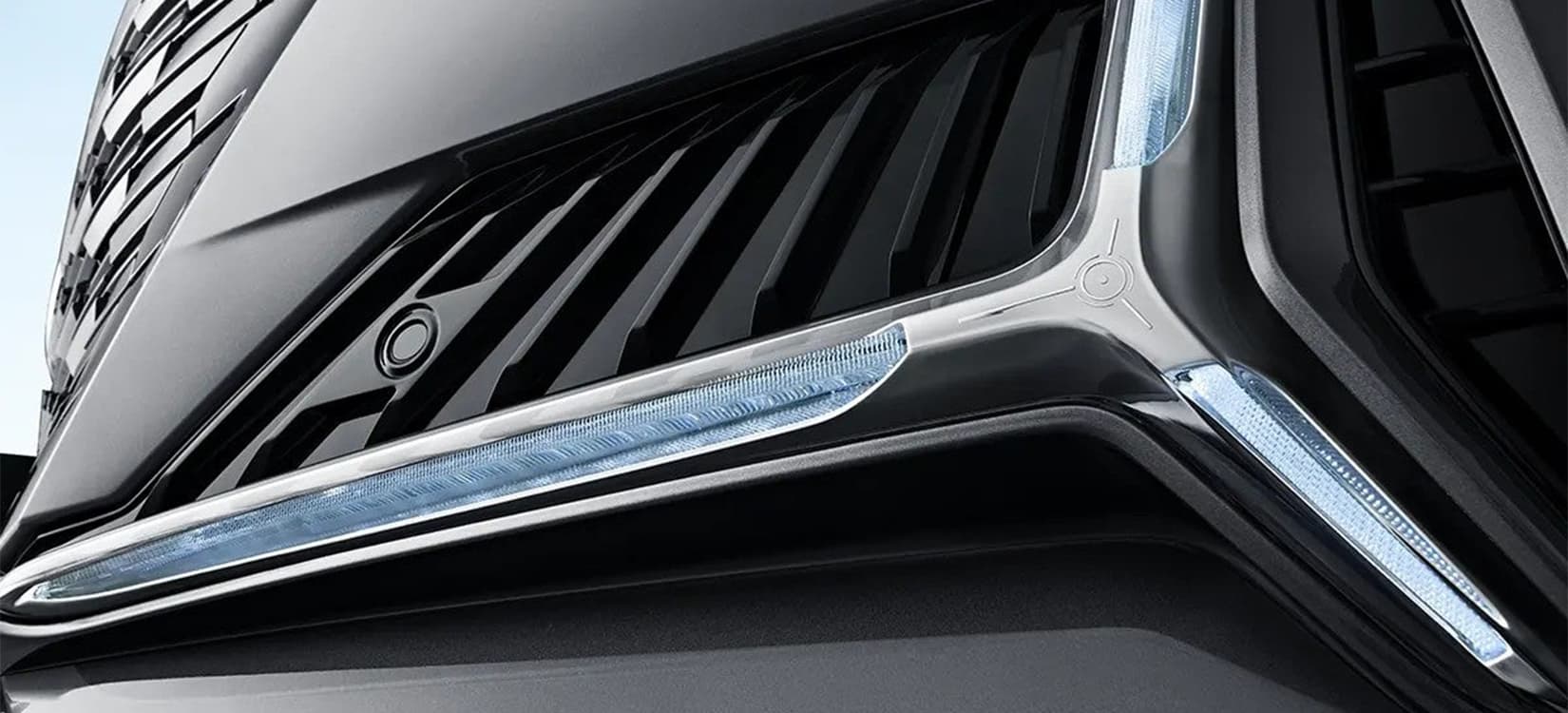 Parrilla frontal tridimensional con diseno de panal.