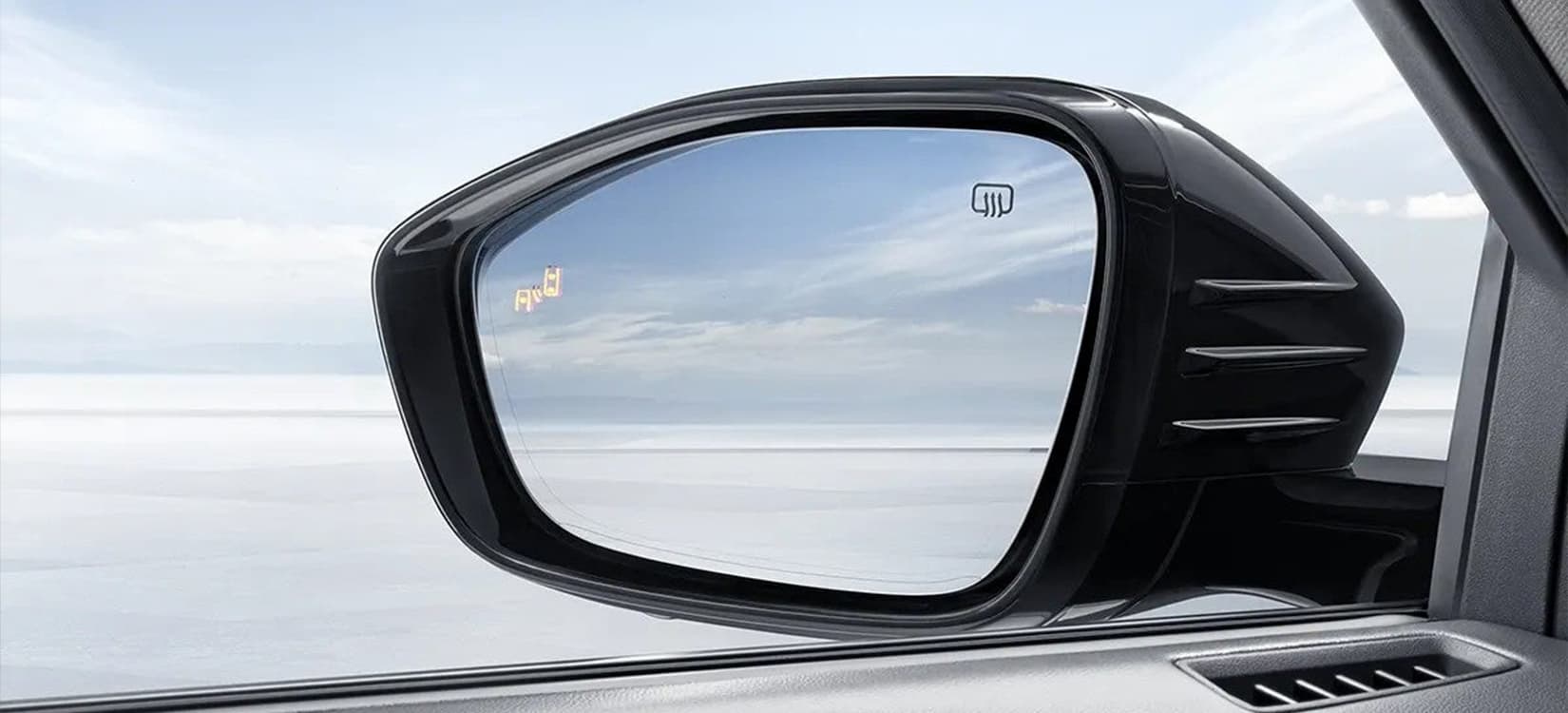 Espejos laterales calefactables y plegables electricamente al cerrar.