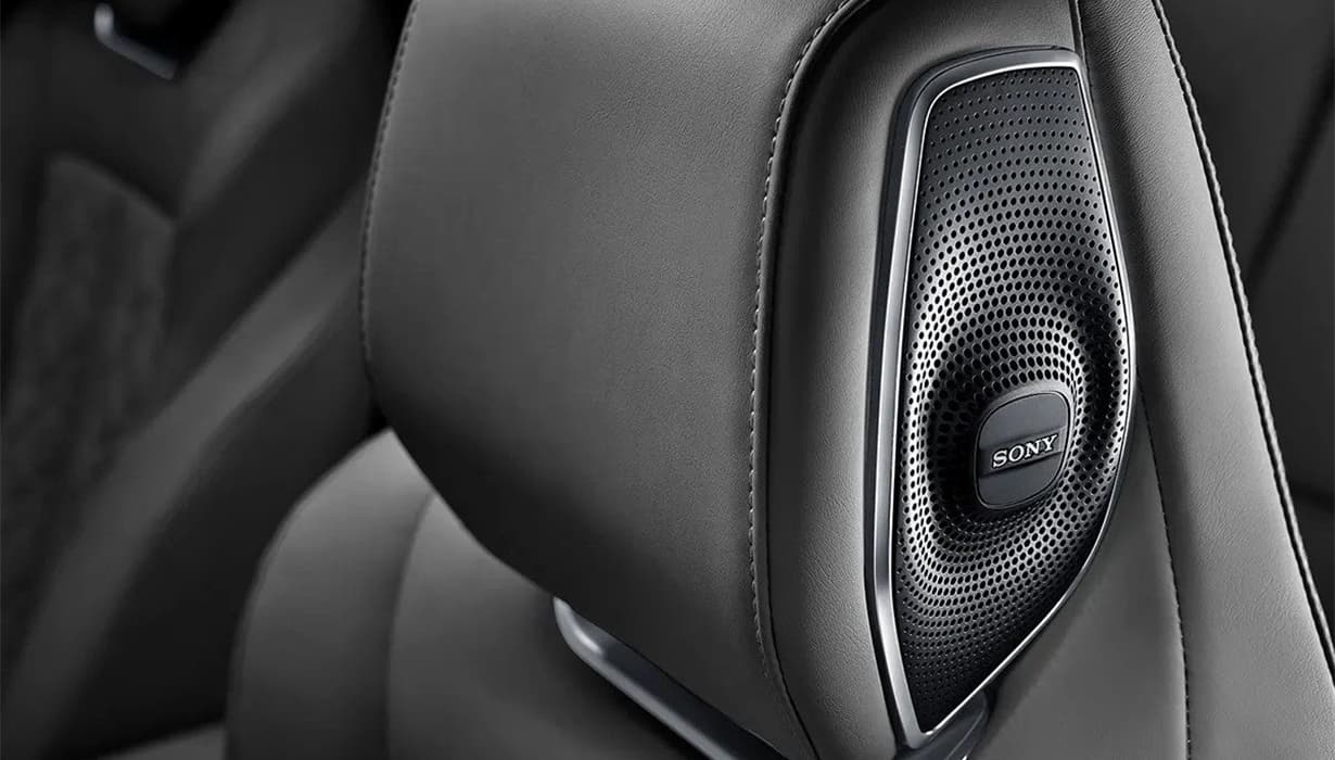 Sistema de audio de 12 bocinas firmado por SONY.